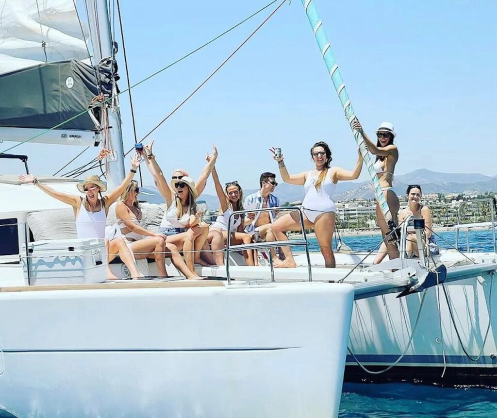 Grupo de amigos disfrutando de una despedida en barco en Castellón