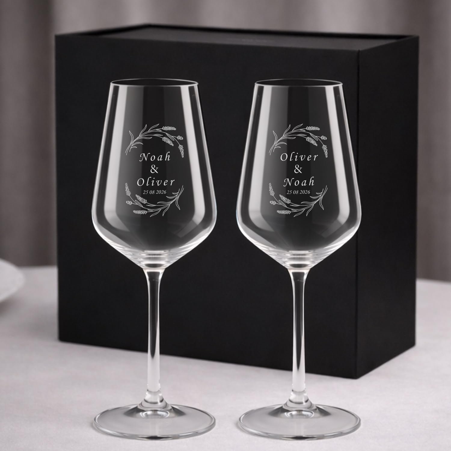 Copas de vino personalizadas para los novios.