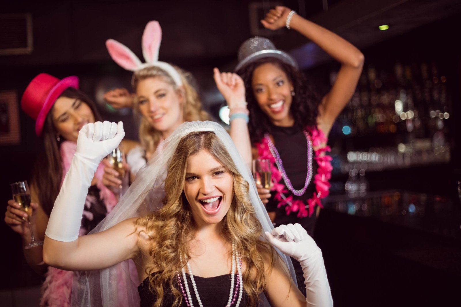 Grupo de amigas celebrando una despedida de soltera con disfraces.