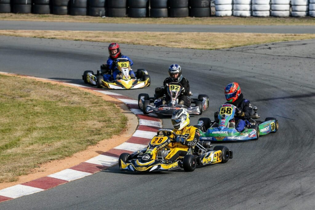 Grupo disfrutando de una despedida de karting en Castellón