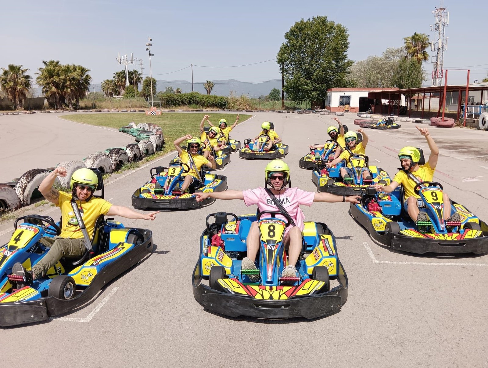 Grupo preparándose para una despedida de karting en Castellón