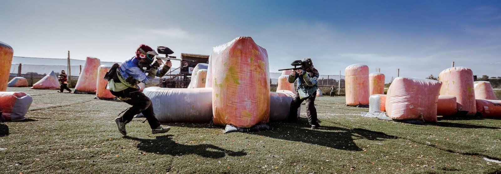 Grupo jugando paintball competitivo en Castellón