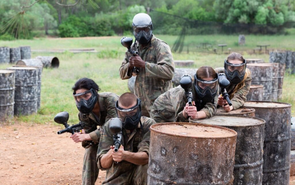 Grupo jugando una despedida de paintball en Castellón
