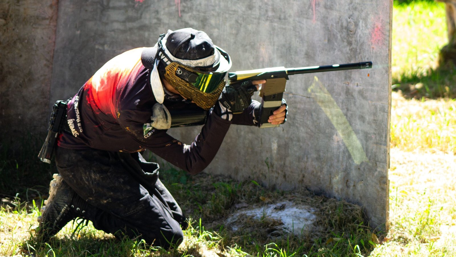Grupo jugando al paintball en Castellón.