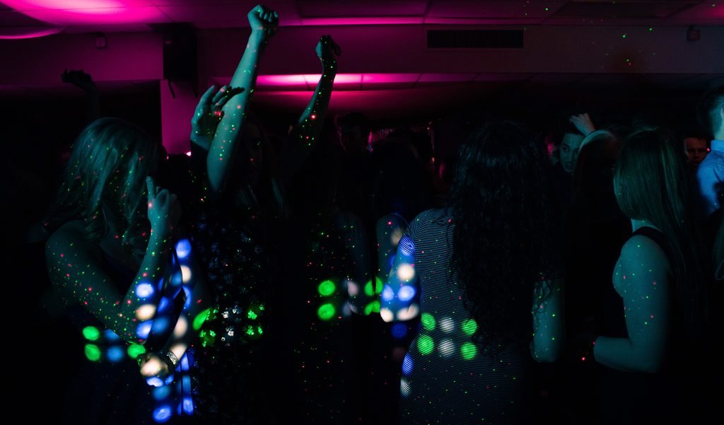 Grupo de chicas bailando en una discoteca durante una despedida de soltera