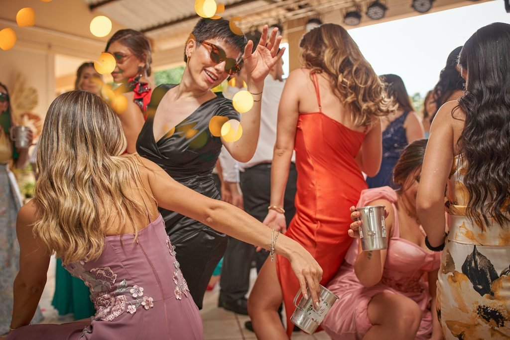 Grupo de chicas disfrutando de actividades y bailando en una despedida de soltera