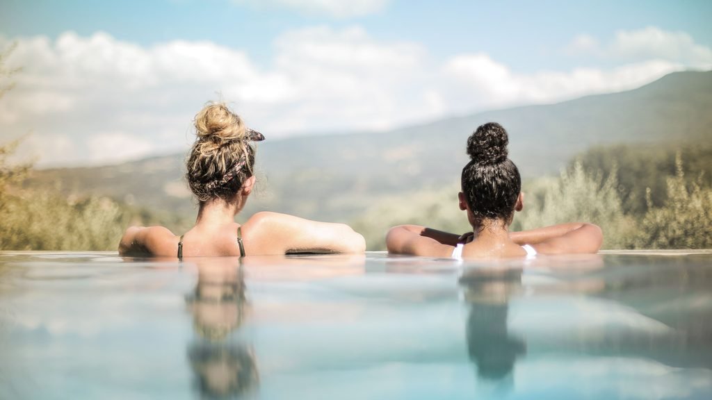 Dos amigas disfrutando de un spa durante una despedida LGTBI