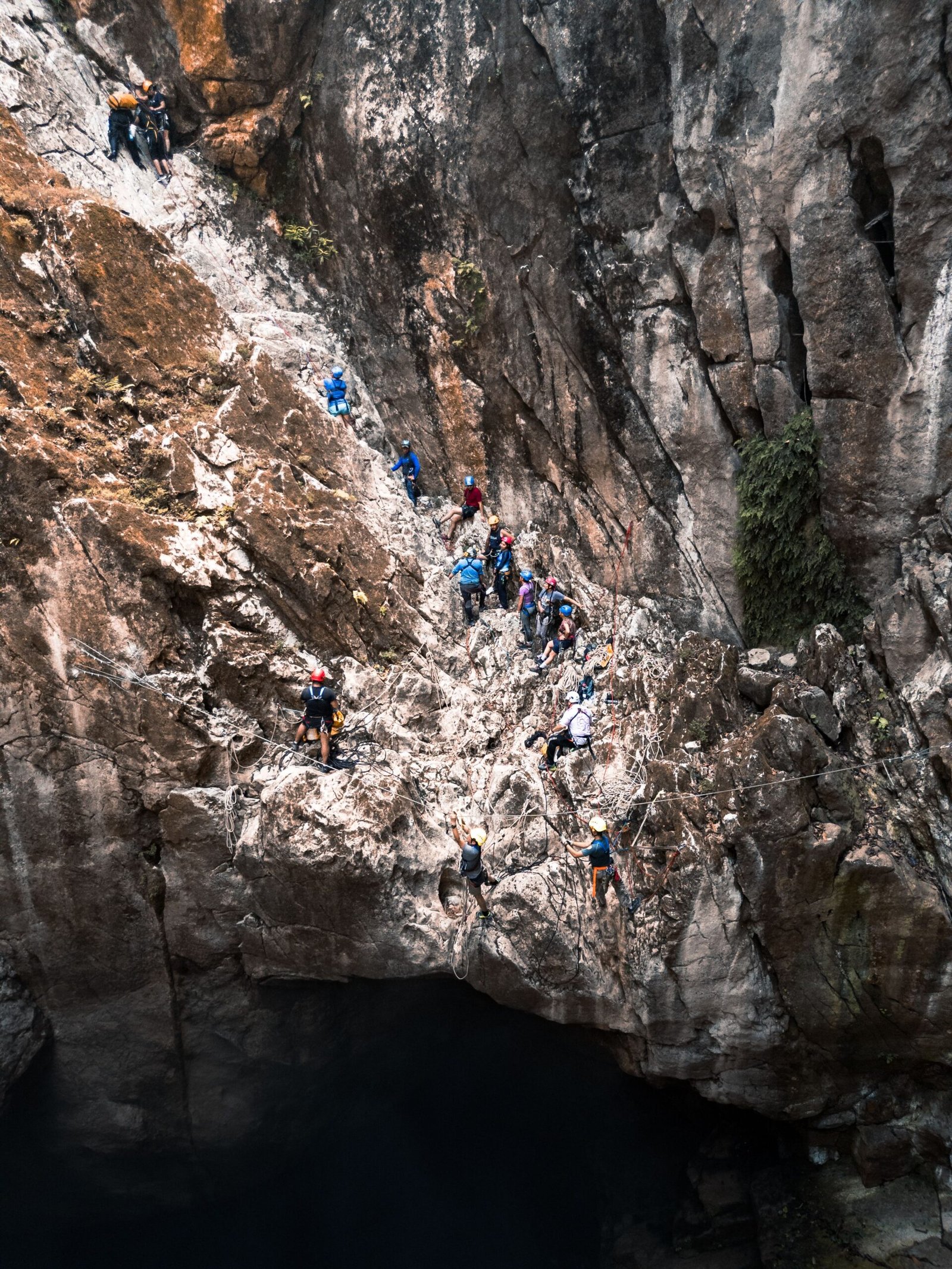 Grupo de amigos realizando un descenso de barranquismo avanzado con rápel en un barranco natural de Castellón