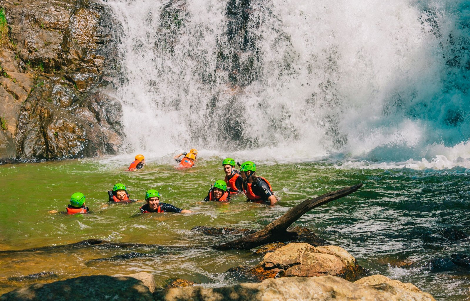 Grupo de adultos avanzando por un barranco acuático de dificultad intermedia durante una actividad de aventura en Castellón