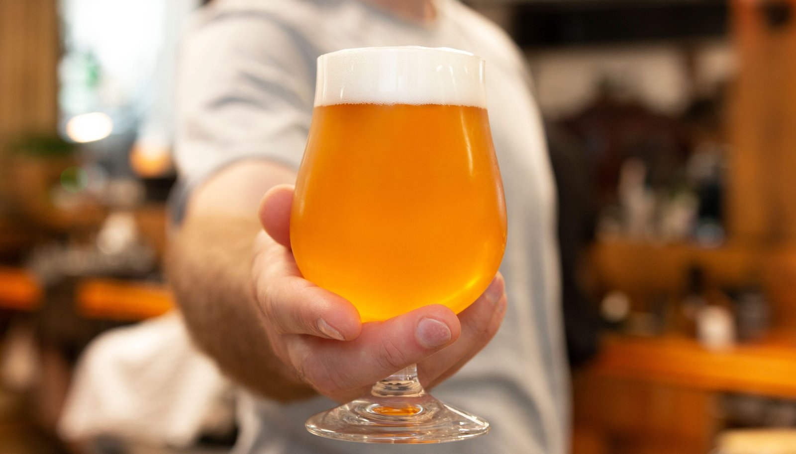 Grupo de amigos degustando diferentes cervezas artesanas durante una cata para despedidas