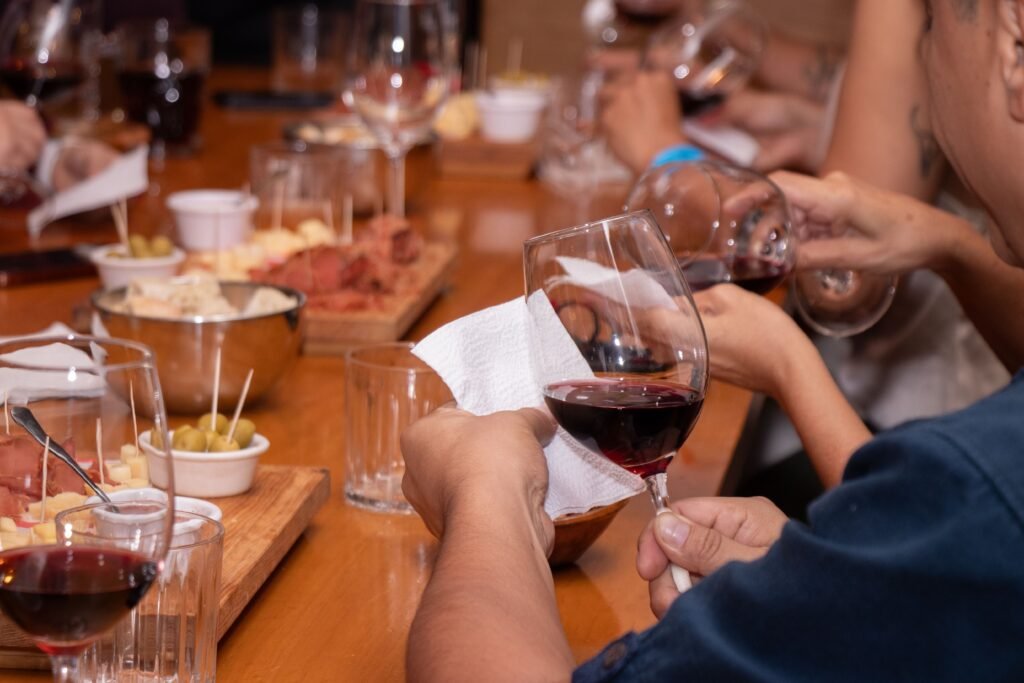 Grupo de amigos disfrutando de una cata de vinos y cervezas para despedidas en Castellón