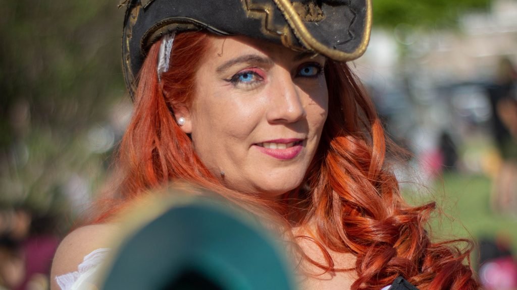 Chica disfrazada de pirata durante una despedida LGTBI