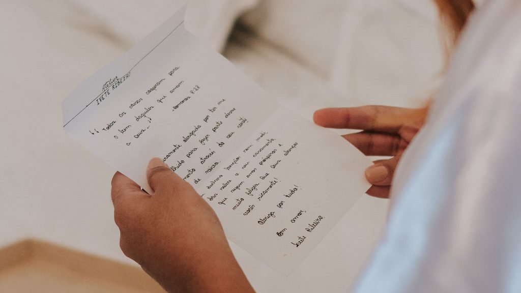 Chica leyendo una carta durante una despedida de soltera