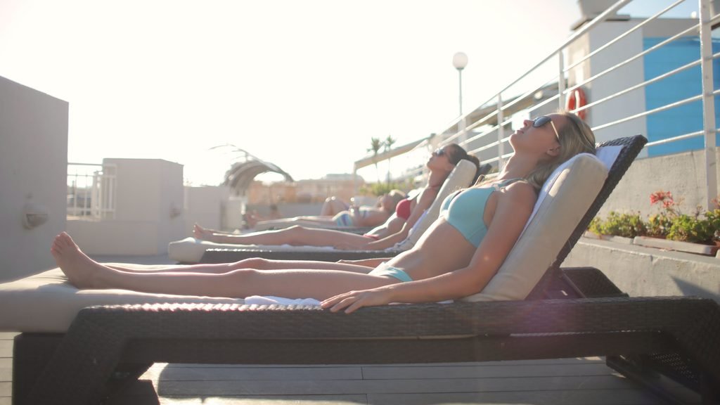 Dos chicas relajándose en una tumbona durante una despedida de soltera en Castellón