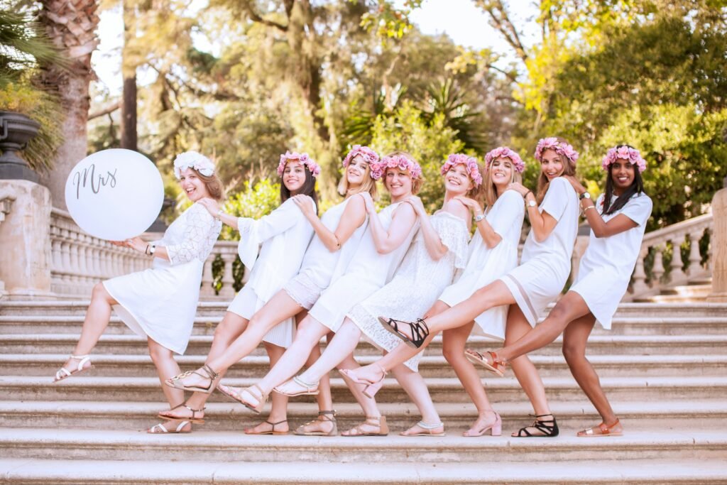 Grupo de amigas adultas celebrando juntas una despedida de soltera