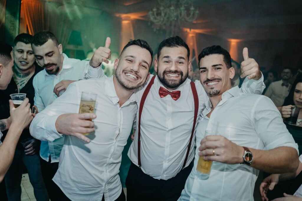 Grupo de amigos adultos celebrando juntos una despedida de soltero