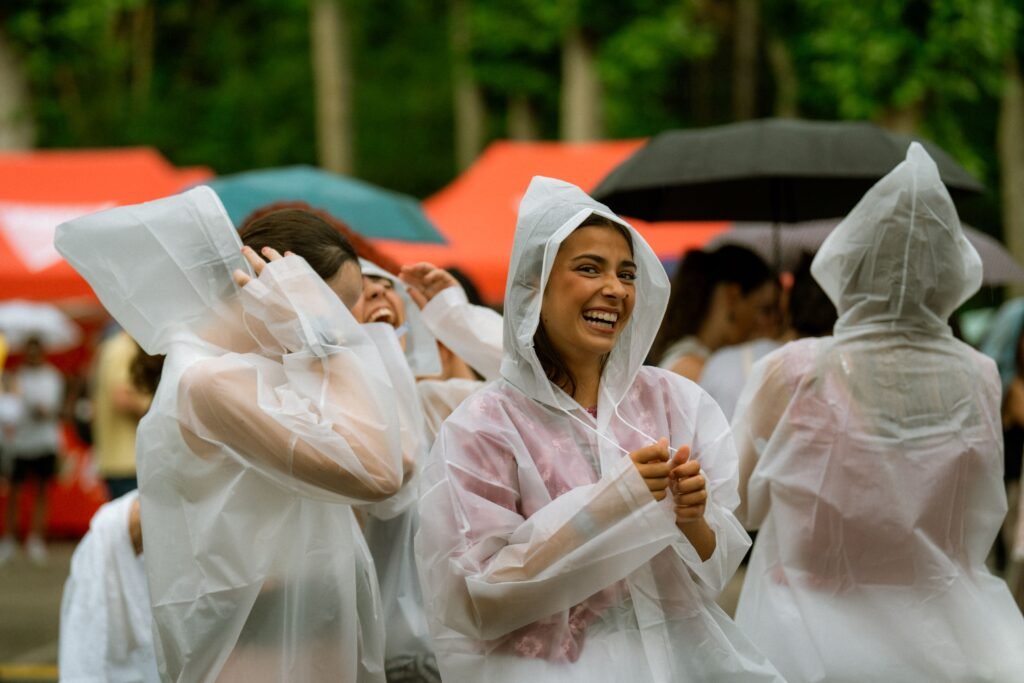 Grupo de amigas riendo bajo la lluvia durante una despedida