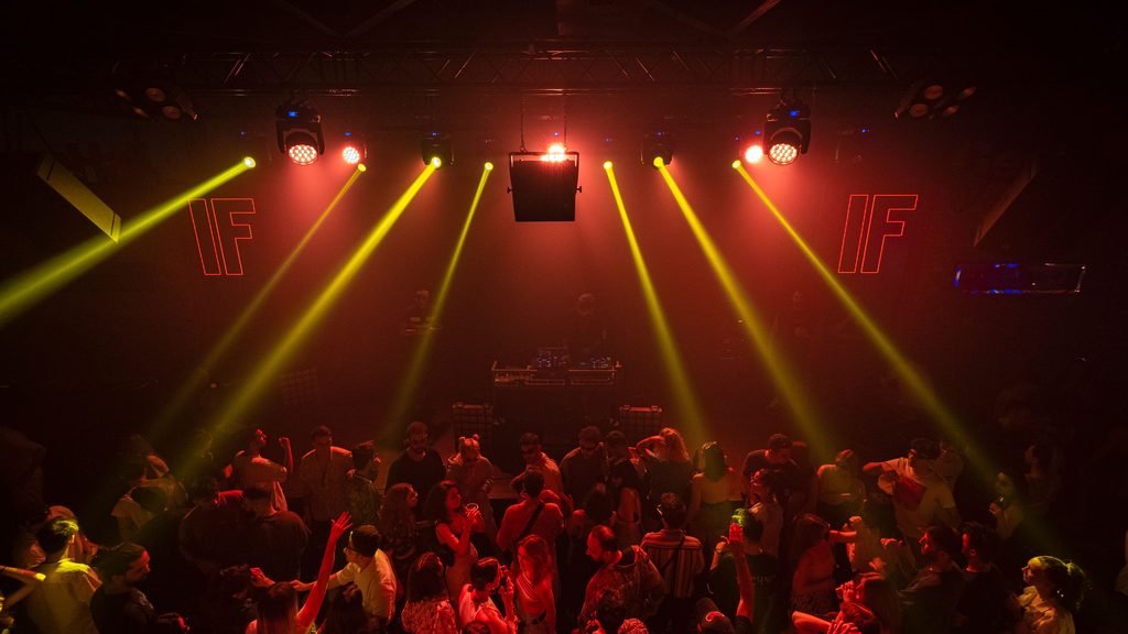 Grupo de amigos disfrutando de una noche de fiesta en una discoteca durante una despedida