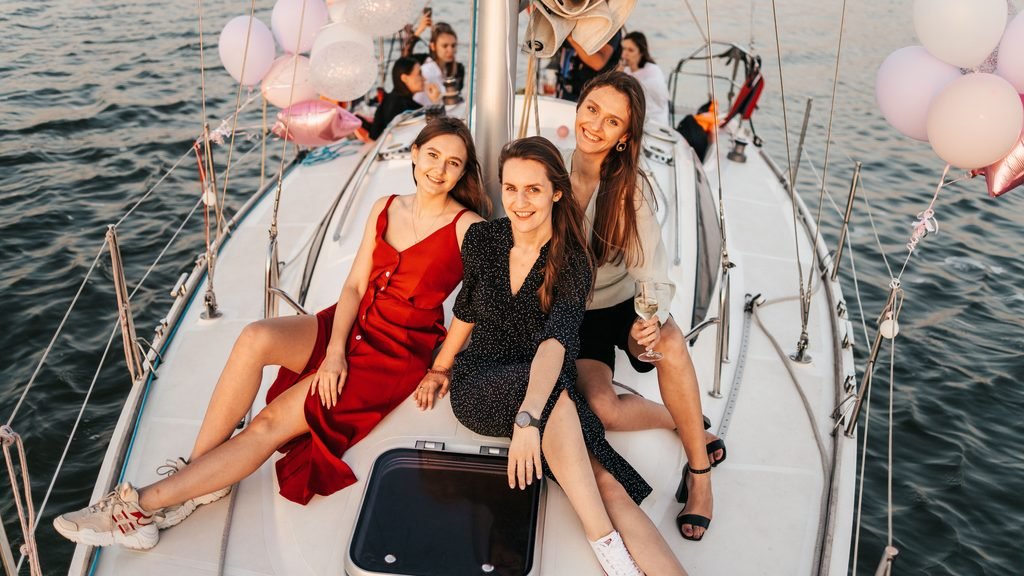 Grupo de amigas disfrutando de una despedida de soltera en un barco