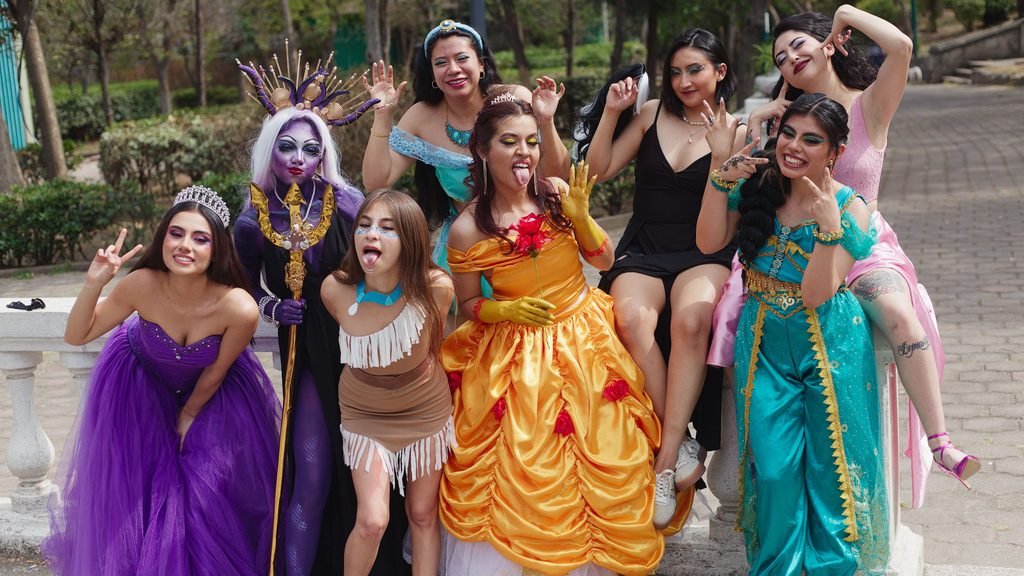 Grupo de amigas disfrazadas de princesas durante una despedida de soltera