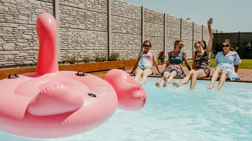 Grupo de amigas disfrutando de una despedida de soltera en una piscina en España