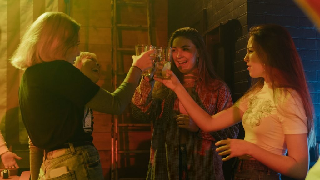 Grupo de amigas disfrutando de una fiesta durante una despedida de soltera lesbiana