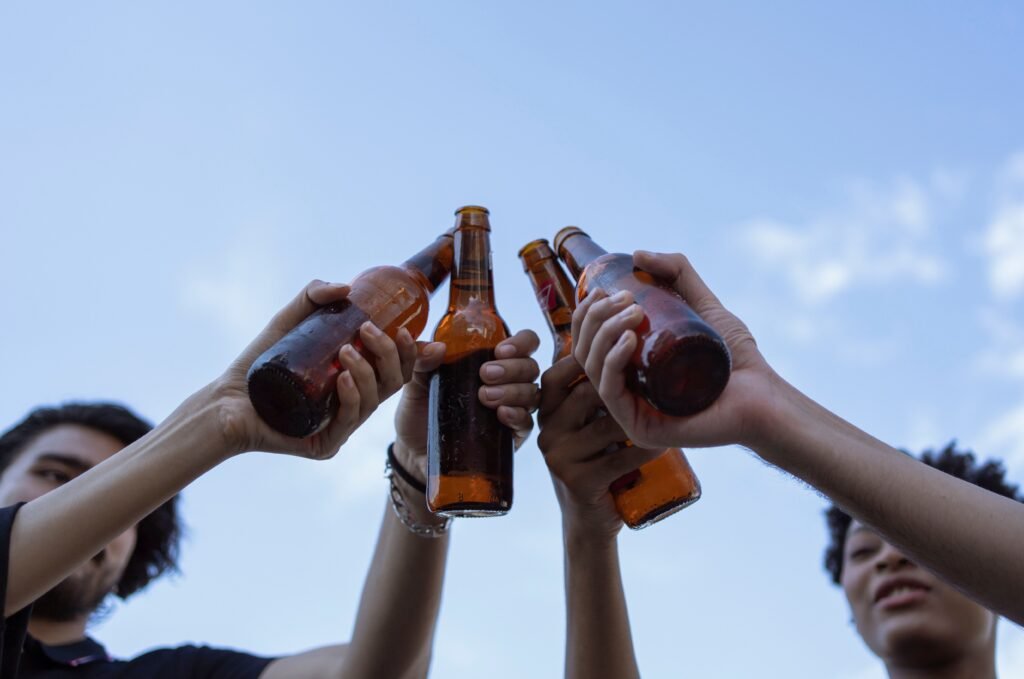 Grupo de amigos disfrutando de una despedida de soltero en Castellón