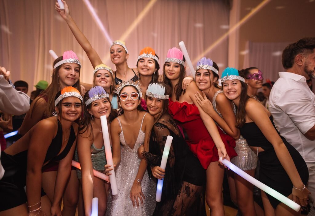 Grupo de amigos celebrando una despedida en España