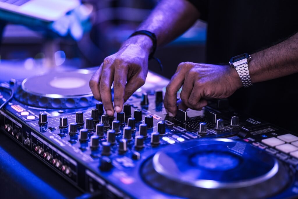 DJ pinchando música en una fiesta de despedida en Castellón
