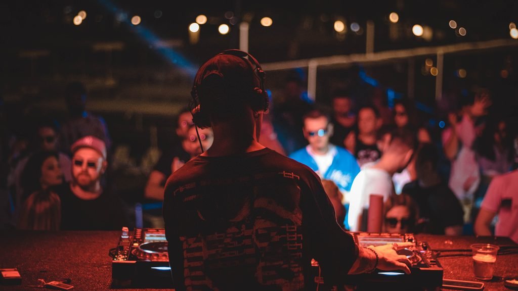 DJ animando una fiesta durante una despedida de soltero en Castellón.