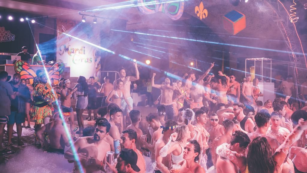 Grupo de amigos disfrutando de una fiesta de la espuma durante una despedida LGTBI