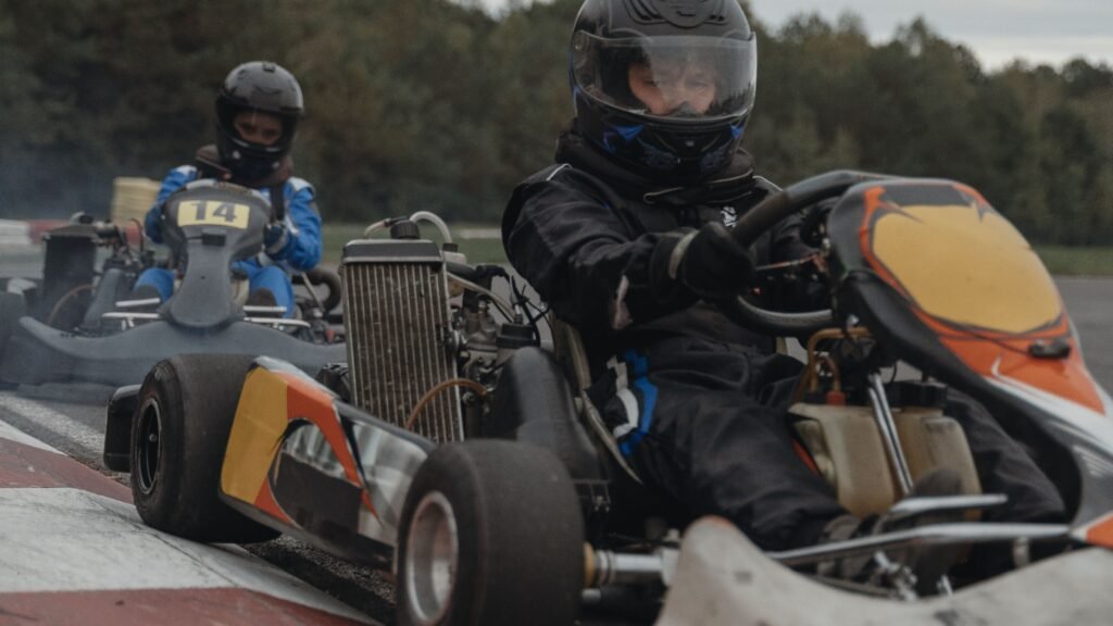 Grupo de amigos disfrutando de una actividad de karting durante una despedida
