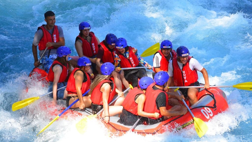 Grupo de amigos haciendo rafting durante una despedida