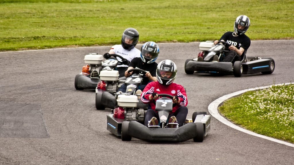 Grupo de amigos haciendo karting durante una despedida en Castellón
