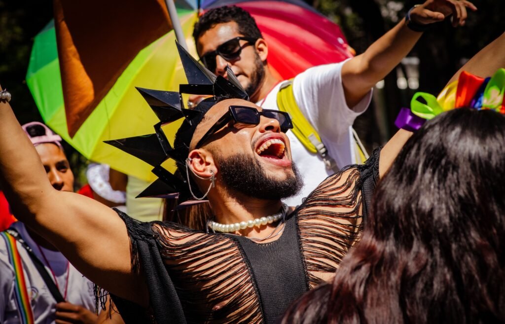 Grupo de amigos disfrutando de una despedida LGTBI