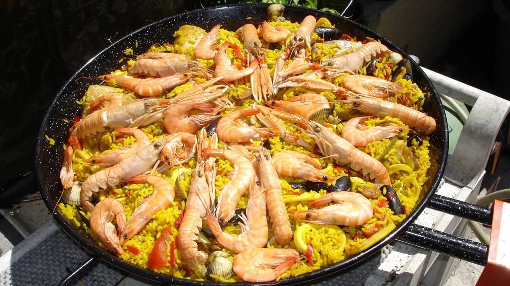 Paella para una comida de grupo durante una despedida en Castellón