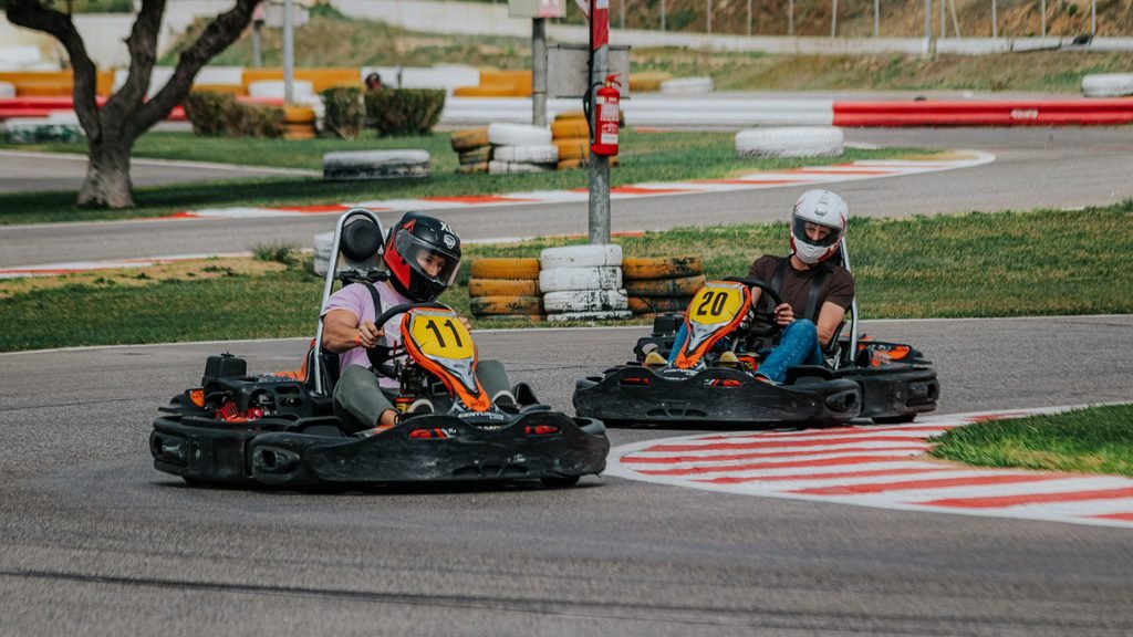 Grupo de amigos compitiendo en karting durante una despedida de soltero