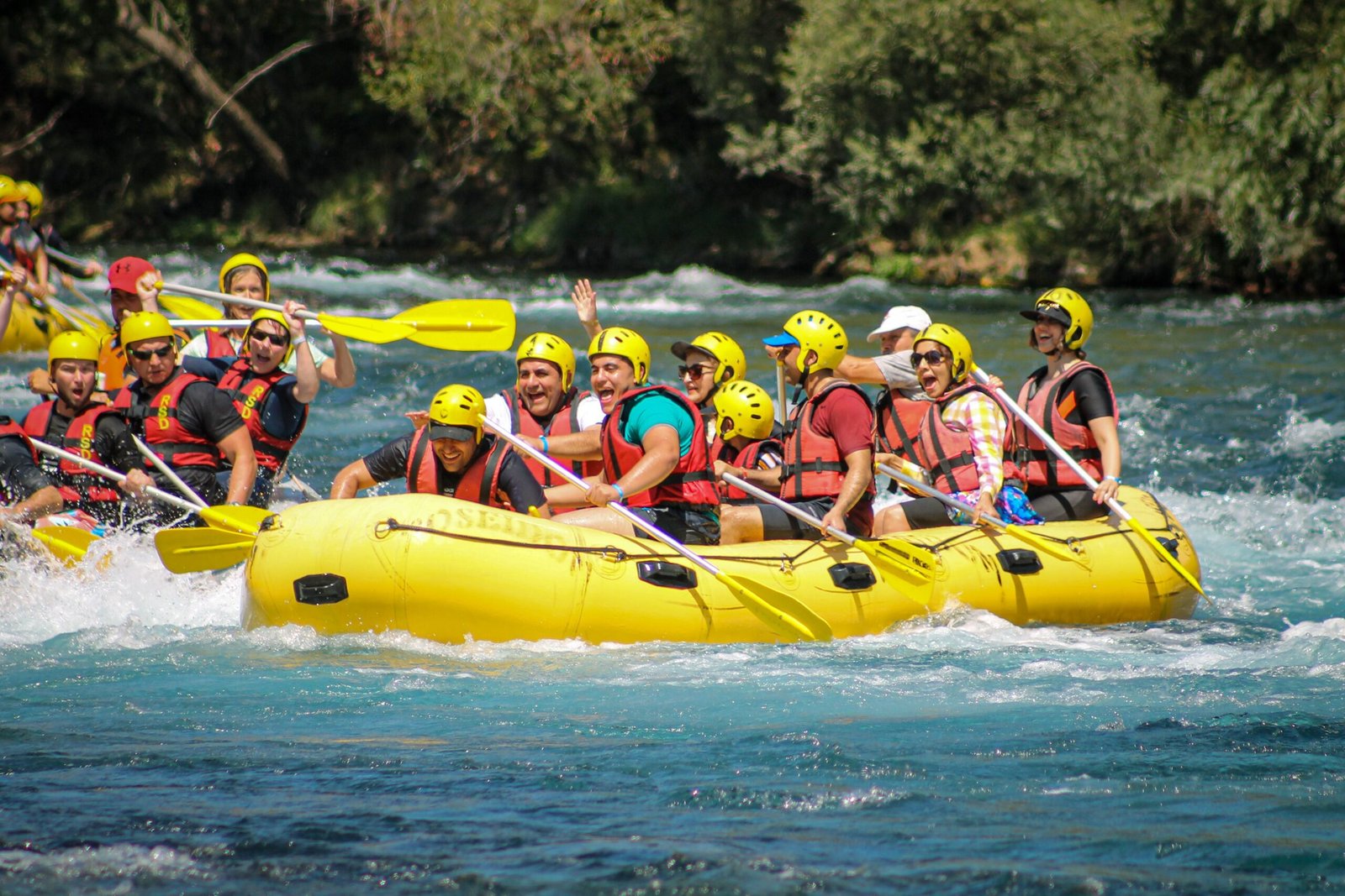 Grupo haciendo rafting en una despedida en Castellón