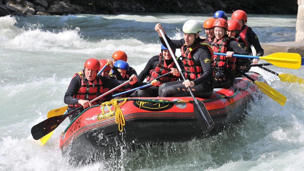 Grupo de amigos haciendo rafting durante una despedida en Castellón