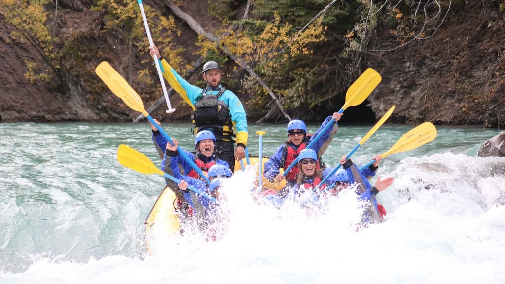 Grupo de chicas haciendo rafting durante una despedida de soltera en Montanejos