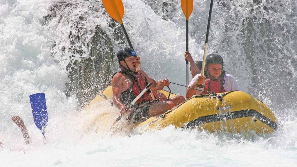 Grupo de amigos haciendo rafting en Montanejos durante una despedida
