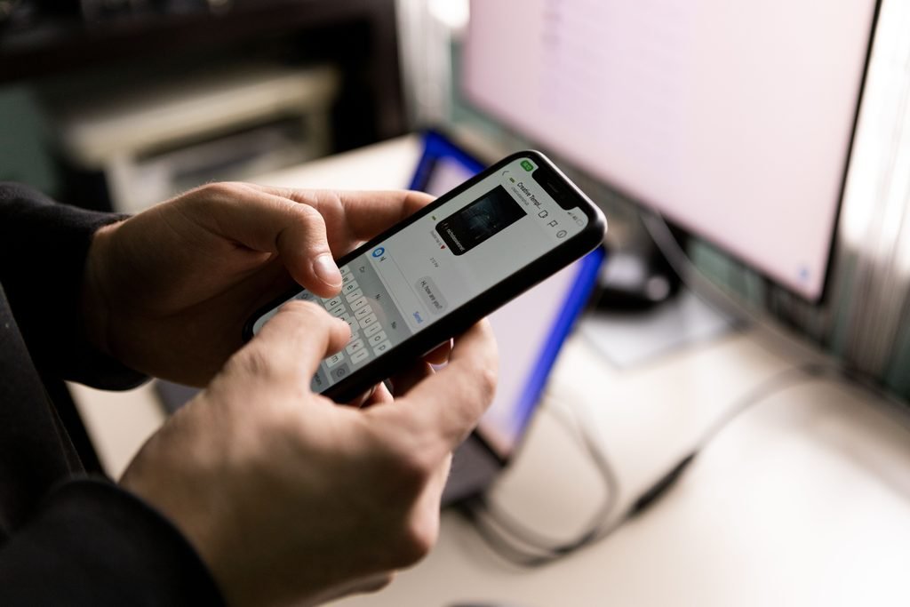 Persona reservando una actividad para una despedida por teléfono