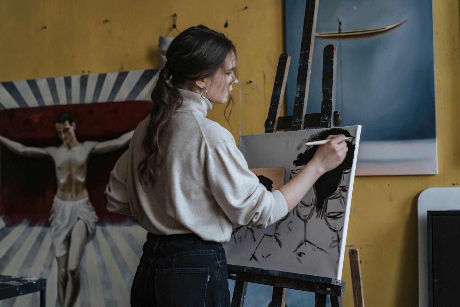 Grupo de amigas pintando lienzos durante una actividad creativa para despedidas en Castellón